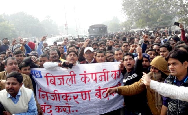 बिजली के निजीकरण के विरोध में इंजीनियर और कर्मियों का प्रदर्शन, पुलिस ने भांजी लाठियां