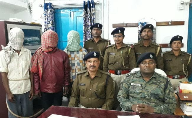 सिमडेगा : हत्या के आरोप में पुलिस ने तीन आरोपियों को किया गिरफ्तार