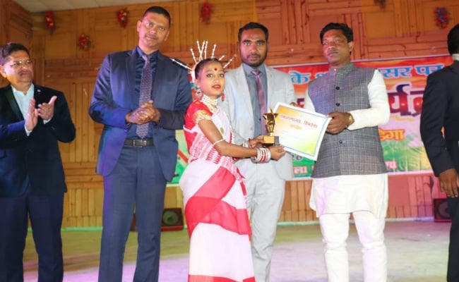 सिमडेगा : नगर भवन में मनमोहक नृत्य गीत प्रस्तुत कर बच्चों ने बांधा समां