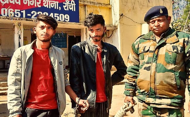 रांची : छात्रा से अश्लील हरकत कर रहे दो युवक पकड़ाये