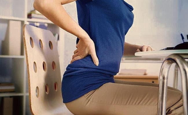 गलत पॉश्चर से दर्द का घर बन सकता है आपका शरीर, जानें इसके उपचार के बारे में