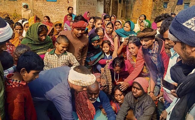 भीड़ ने युवक को पीटकर मार डाला, दो की बची जान