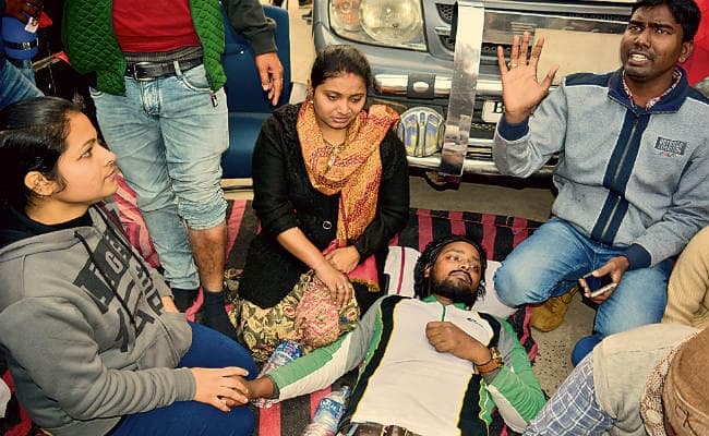 पटना : धरने पर बैठी छात्राओं से निजी सुरक्षा गार्ड्स ने की बदसलूकी, लाठीचार्ज