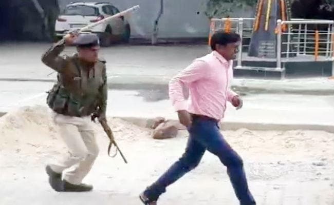 STET परीक्षा का प्रश्नपत्र लीक होने पर उग्र हुए छात्र, फर्जी निकला प्रश्न पत्र, पुलिस ने किया लाठीचार्ज