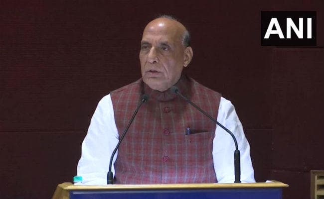 रक्षा मंत्री ने पाकिस्तान पर साधा निशाना, कहा- आतंकी समूहों पर ऐसी कार्रवाई करे, जो सबको नजर आये