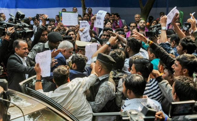 छात्रों ने राज्यपाल धनखड़ को दीक्षांत समारोह में शामिल होने से रोका, दिखाये काले झंडे