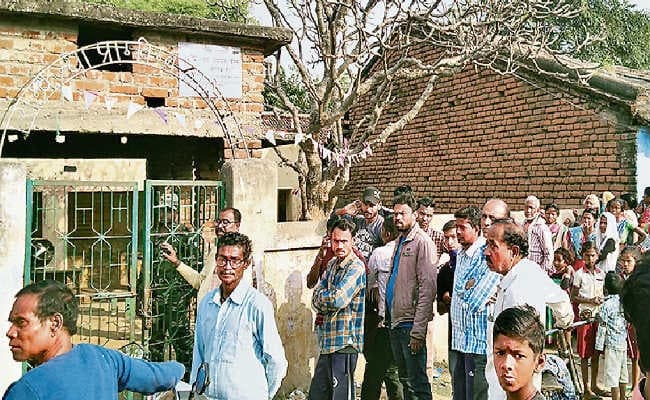 सिल्ली : एमडीएम में जहर की खबर से विद्यालय में मची अफरा तफरी