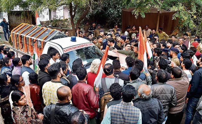 लोहरदगा कांड : नीरज के परिजनों के साथ संगठनों का प्रदर्शन, की मांग, 50 लाख रुपये व नौकरी दे सरकार