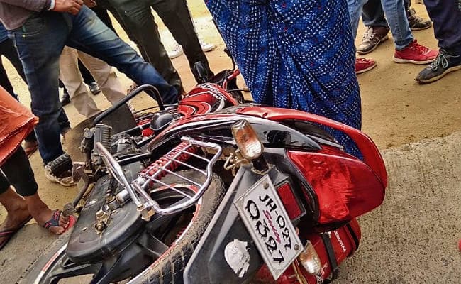 बरही में टैंकर के धक्के से तीन युवकों की मौत