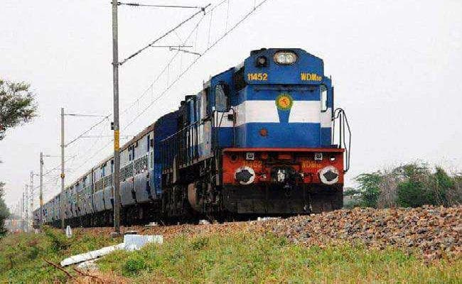 कोडरमा : रुकने के बजाय आगे बढ़ गयी ट्रेन दो सस्पेंड