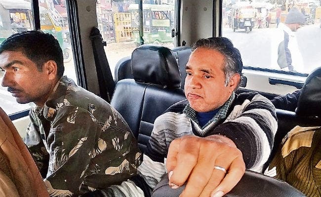 बेंगाबाद : एसीबी ने प्रभारी चिकित्सा पदाधिकारी को पांच हजार रुपये घूस लेते दबोचा