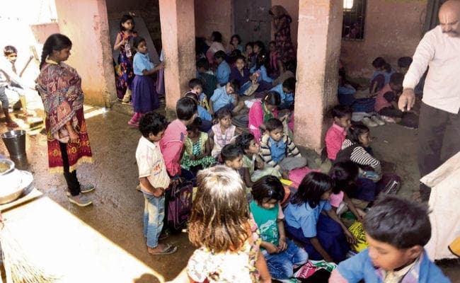 बिहटा : एक कमरे में पढ़ते हैं 145 बच्चे, बारिश में हो जाती है छुट्टी