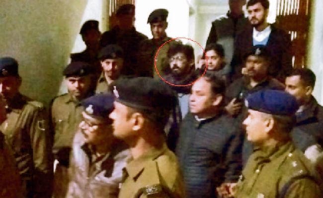 जहानाबाद : महिला मित्र के साथ मां से मिलने काको आया था शरजील