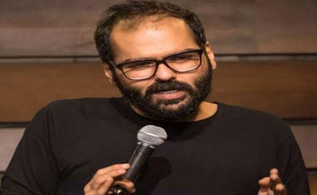 कॉमेडियन कुणाल कामरा की हवाई यात्रा पर बैन, पत्रकार के साथ फ्लाइट में की थी बदसलूकी