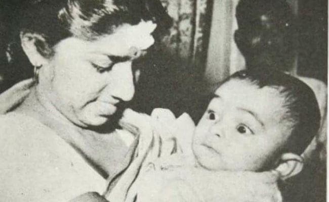 लता मंगेशकर की गोद में यह बच्‍चा फेमस स्‍टार है... क्‍या आपने पहचाना?