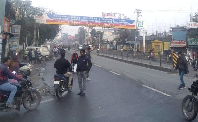 CAA और NRC के विरोध में भारत बंद का झारखंड में ऐसा है असर, पिठौरिया चौक पर बंद समर्थकों का धरना-प्रदर्शन