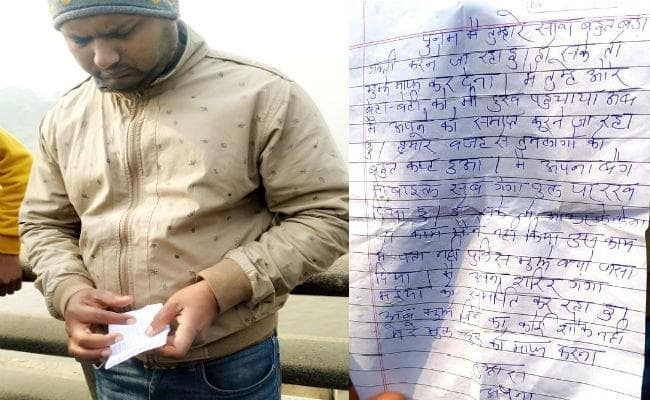 वृद्ध ने पुल पर चप्पल के नीचे सुसाइड नोट रख कर गंगा में छलांग लगा दी! परिजनों ने जाम की सड़क