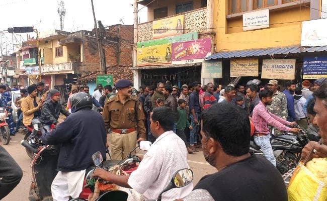 Jharkhand : लोहरदगा में कर्फ्यू में चार घंटे की ढील, बाजारों में उमड़ी भीड़