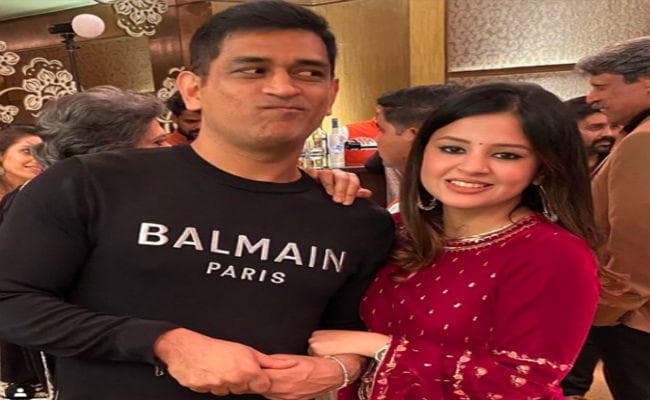 देखें VIDEO: साक्षी ने सरेआम छेड़ा तो शर्म से लाल हुए कैप्टन कूल महेंद्र सिंह धौनी,