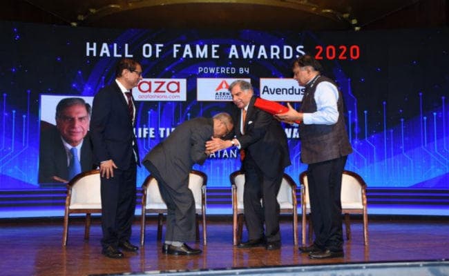 इंफोसिस के को-फाउंडर नारायण मूर्ति ने छुए मशहूर उद्योगपति रतन टाटा के पैर, जानिए पूरा वाकया