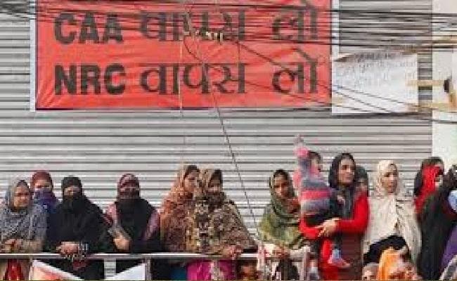 पुलिस ने शाहीन बाग में बंदूकधारी पर प्रदर्शनकारियों को धमकाने का मामला दर्ज किया