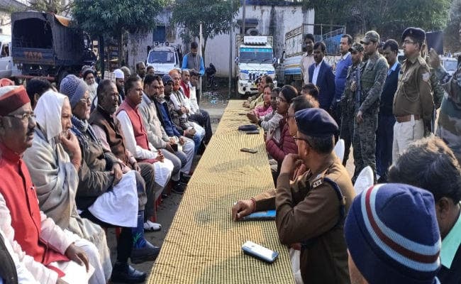 धीरे-धीरे ट्रैक पर लौट रहा लोहरदगा : डीसी की मौजूदगी में हुई शांति समिति की बैठक