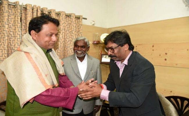 सीएम हेमंत सोरेन ने पद्मश्री शशधर आचार्य को किया सम्मानित