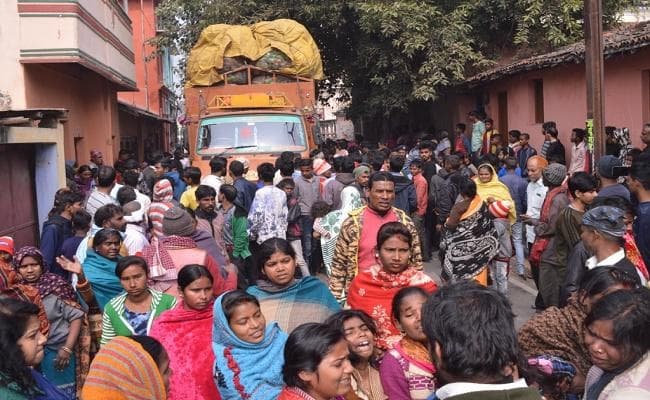 मुंगेर : अनियंत्रित ट्रक ने दो मासूम छात्रों को रौंदा, एक की मौत, एक घायल