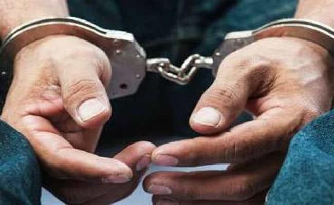 ब्लैकमेल का आरोप, व्यापारी का बेटा गिरफ्तार