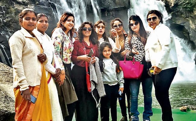 सिकिदिरी : सीएम की पत्नी सपरिवार पहुंचीं हुंडरू जलप्रपात