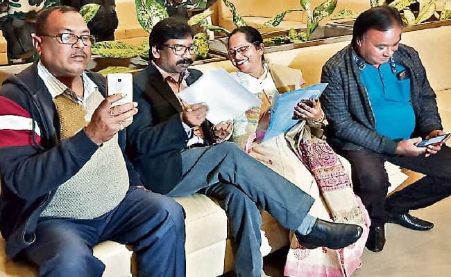 .....जब मुलाकाती के साथ ही बैठ गये सीएम हेमंत सोरेन