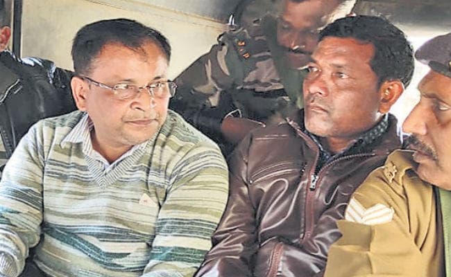 लातेहार : एसीबी की कार्रवाई, 20 हजार रिश्वत लेते बड़ा बाबू व चपरासी गिरफ्तार