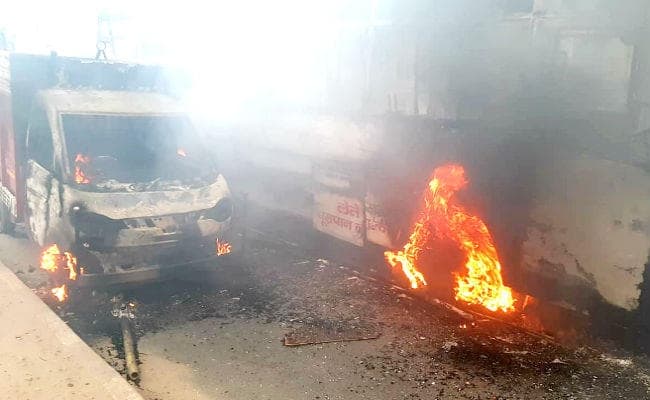 पटना में सड़क हादसे में युवक की मौत के बाद बवाल, आक्रोशित लोगों ने कई गाड़ियों के शीशे तोड़े और आगजनी की