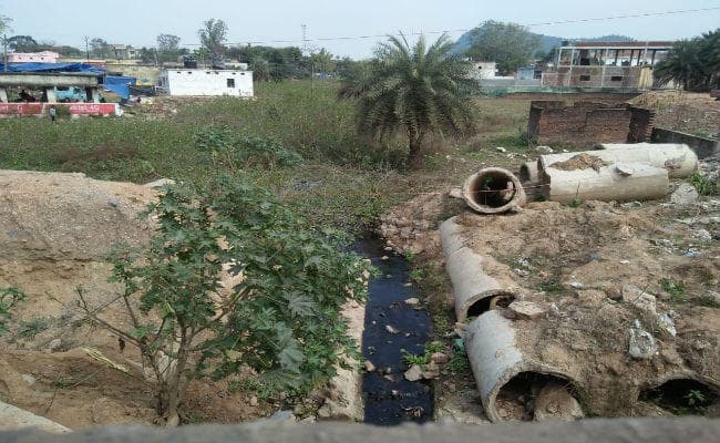 लातेहार : नाले में तब्दील होती जा रही जायत्री नदी, बचाव की कवादत शुरू