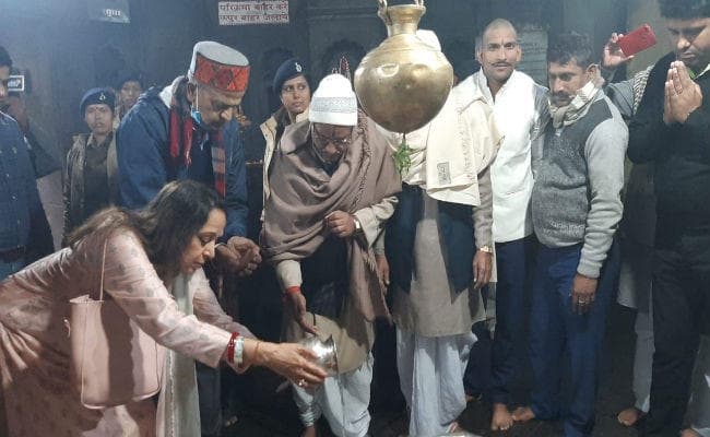 अभिनेत्री हेमा मालिनी ने विष्णुपद मंदिर में की पूजा-अर्चना