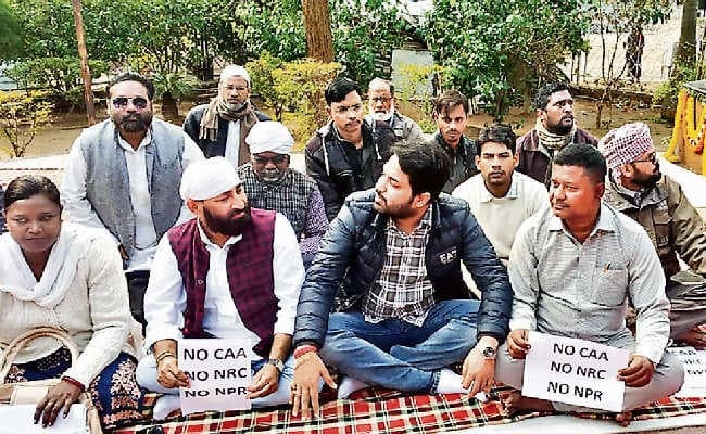 गांधी प्रतिमा के समक्ष जुटे संगठनों के कार्यकर्ता, सीएए के विरोध में एक दिवसीय उपवास, मानव शृंखला भी बनी