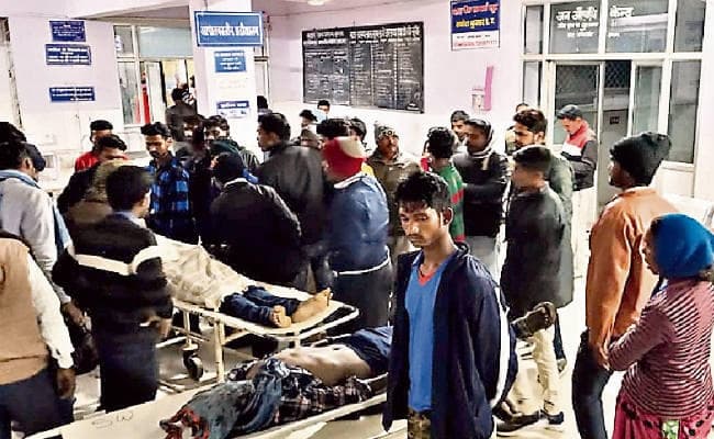 गुमला : दो की मौत, एंबुलेंस में तोड़फोड़