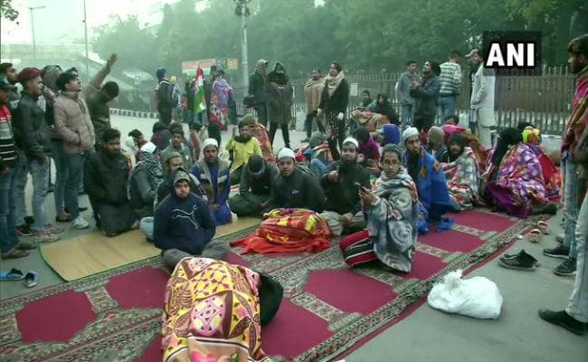 जामिया इलाके में फायरिंग के खिलाफ पुलिस मुख्यालय के बाहर बैठे प्रदर्शनकारियों को लिया गया हिरासत में