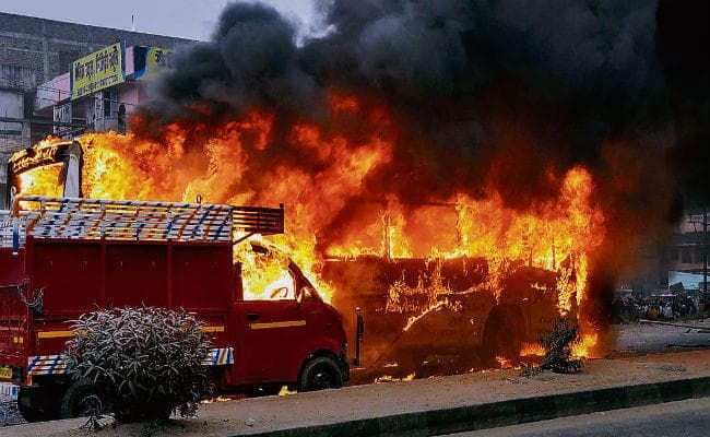 युवक की मौत के बाद उपद्रव, 50 गाड़ियों में तोड़फोड़, दो वाहनों को फूंका, हुई फायरिंग