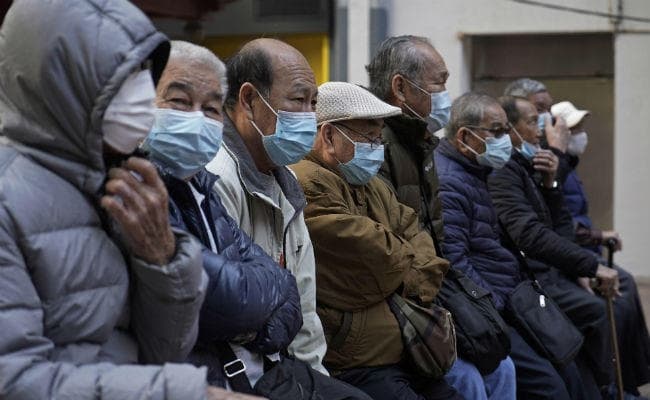 चीन में कोरोना का कहर: मृतकों की संख्या हुई 213, सड़क पर चलते-चलते गिरा युवक, हुई मौत