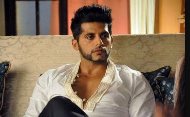 एयर इंडिया पर भड़के एक्‍टर करणवीर बोहरा, दिल्‍ली एयरपोर्ट से लौटे