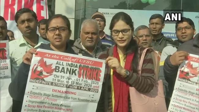 सार्वजनिक बैंकों के कर्मचारियों की हड़ताल से बैंकिंग सेवाओं पर पड़ा असर