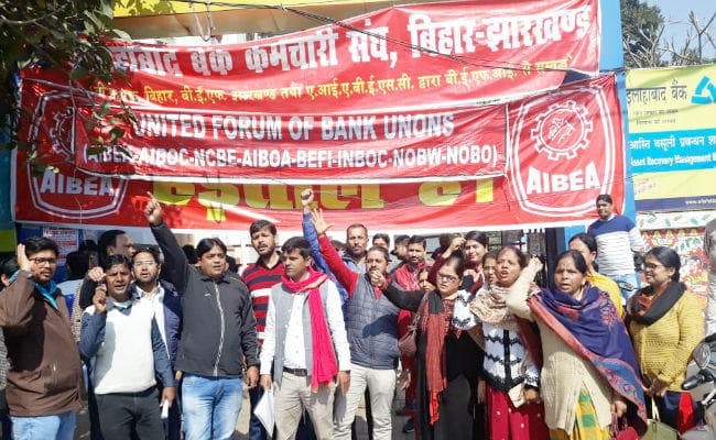 बैंकों में तालाबंदी कर दो दिन की हड़ताल पर गये अधिकारी और कर्मी, सोमवार को खुलेंगे बैंक