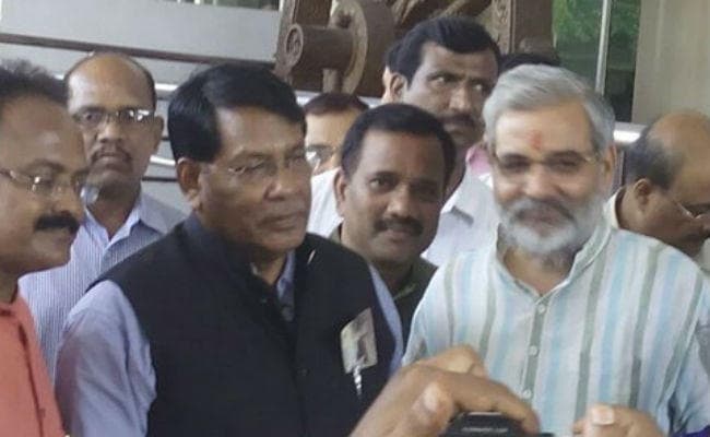 पदभार संभालने के बाद बोले खाद्य आपूर्ति मंत्री रामेश्‍वर उरांव- झारखंड में कोई भी भूखा नहीं रहेगा