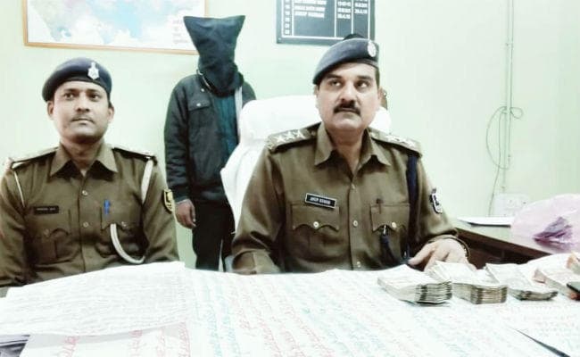 औरंगाबाद में लेवी के पैसे और पोस्टर के साथ खूंखार नक्सली गिरफ्तार