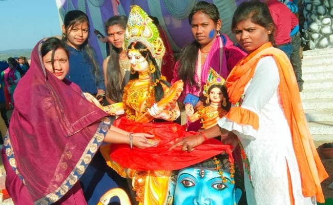 बड़कागांव : विसर्जन जुलूस में झूमते रहे विद्यार्थी, मां सरस्‍वती को दी गयी विदाई