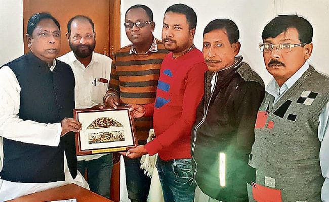 रांची : मंत्री आलमगीर से मिला मुखिया संघ, आठ सूत्री मांग पत्र सौंपा