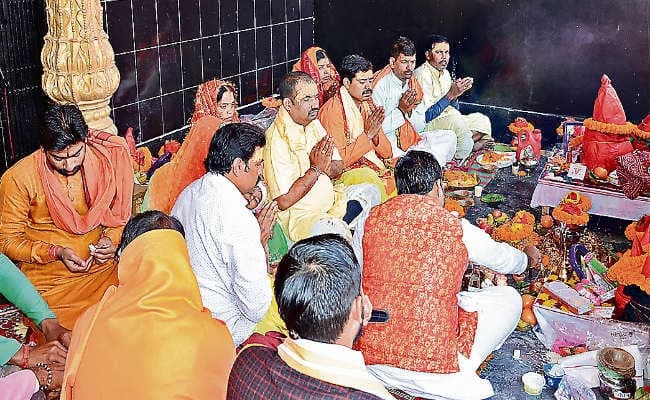 भगवान शनि की प्रतिमा का कराया गया नगर भ्रमण, प्राण प्रतिष्ठा आज