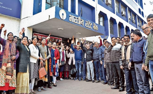 बैंक हड़ताल दूसरा दिन आज : पहले दिन बैंकों में कामकाज रहा ठप, झारखंड में करीब 200 करोड़ रुपये का लेनदेन हुआ प्रभावित