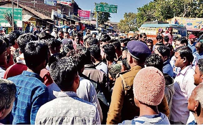 सोशल मीडिया पर टिप्पणी के बाद हंगामा, आरोपी की गिरफ्तारी की मांग को लेकर सड़क जाम, जानें पूरा मामला